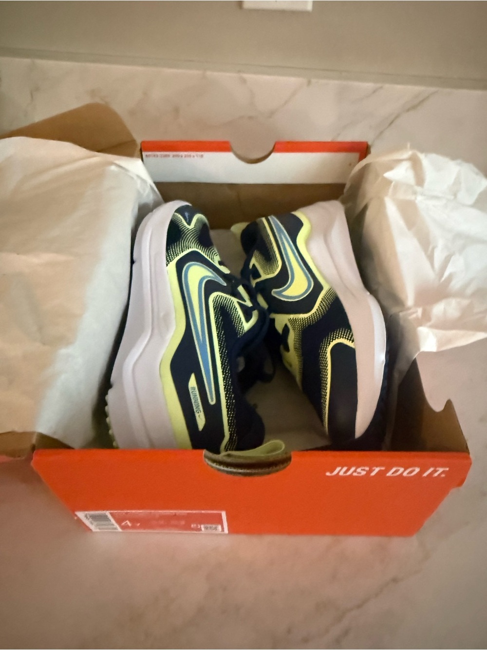 Nike Kid cosmic running sneaker size 4Y new with tags - Picture 2 of 9